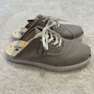 NWOB TOMS Cordones Indio Mule Sneakers Size 8 grey waffle